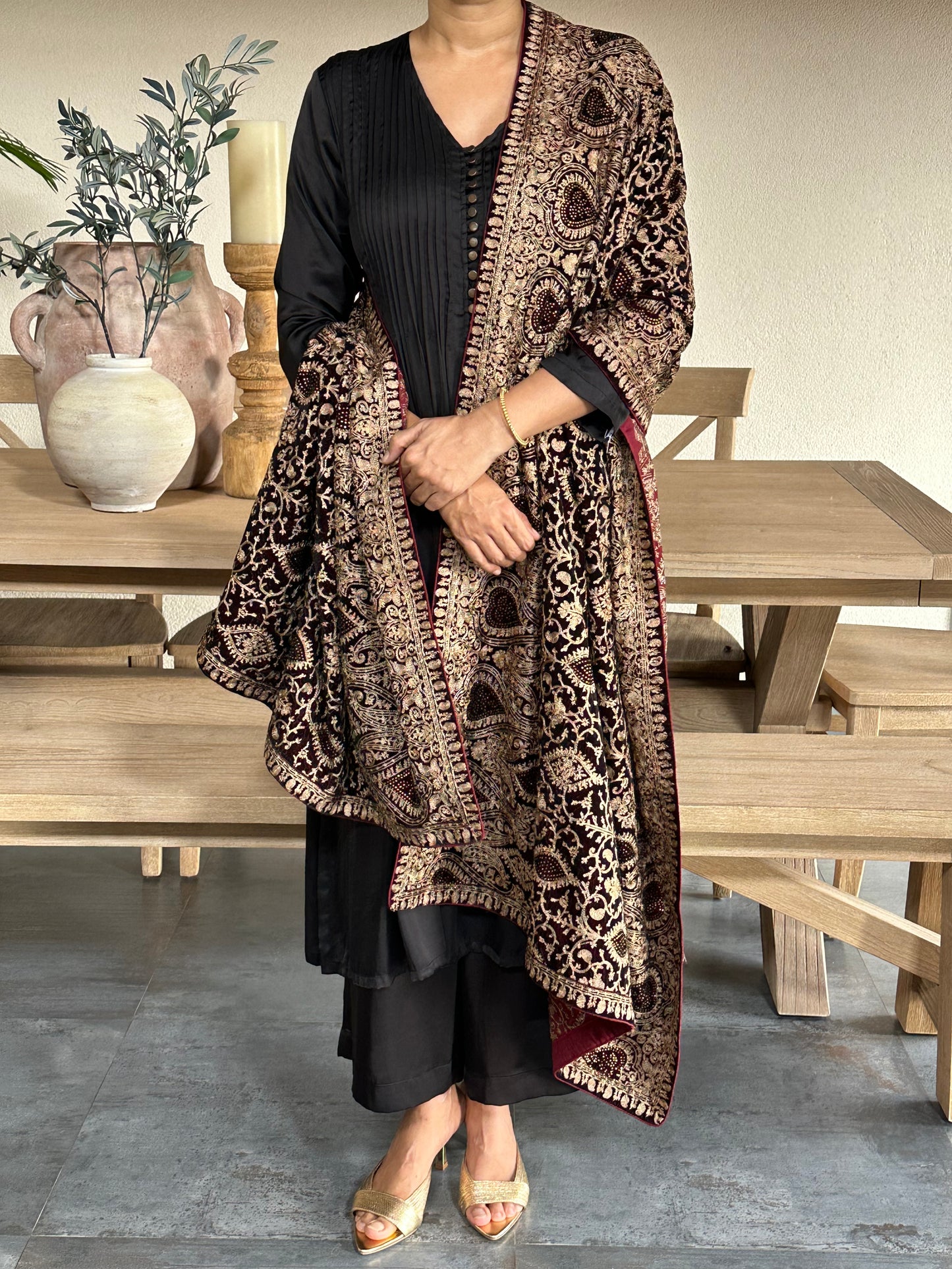 MANVANTARA VELVET SHWAL/DUPATTA