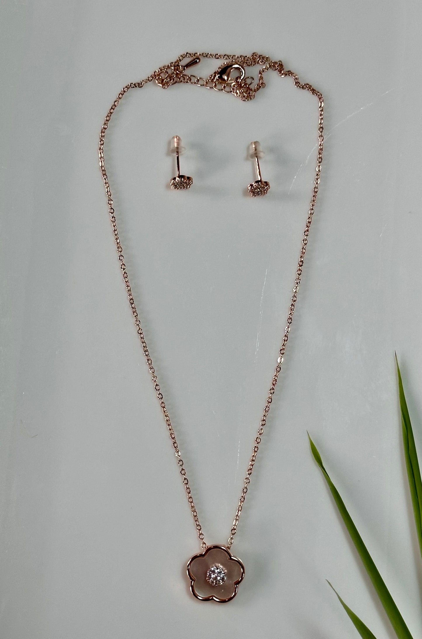 VYOMA PENDANT SET