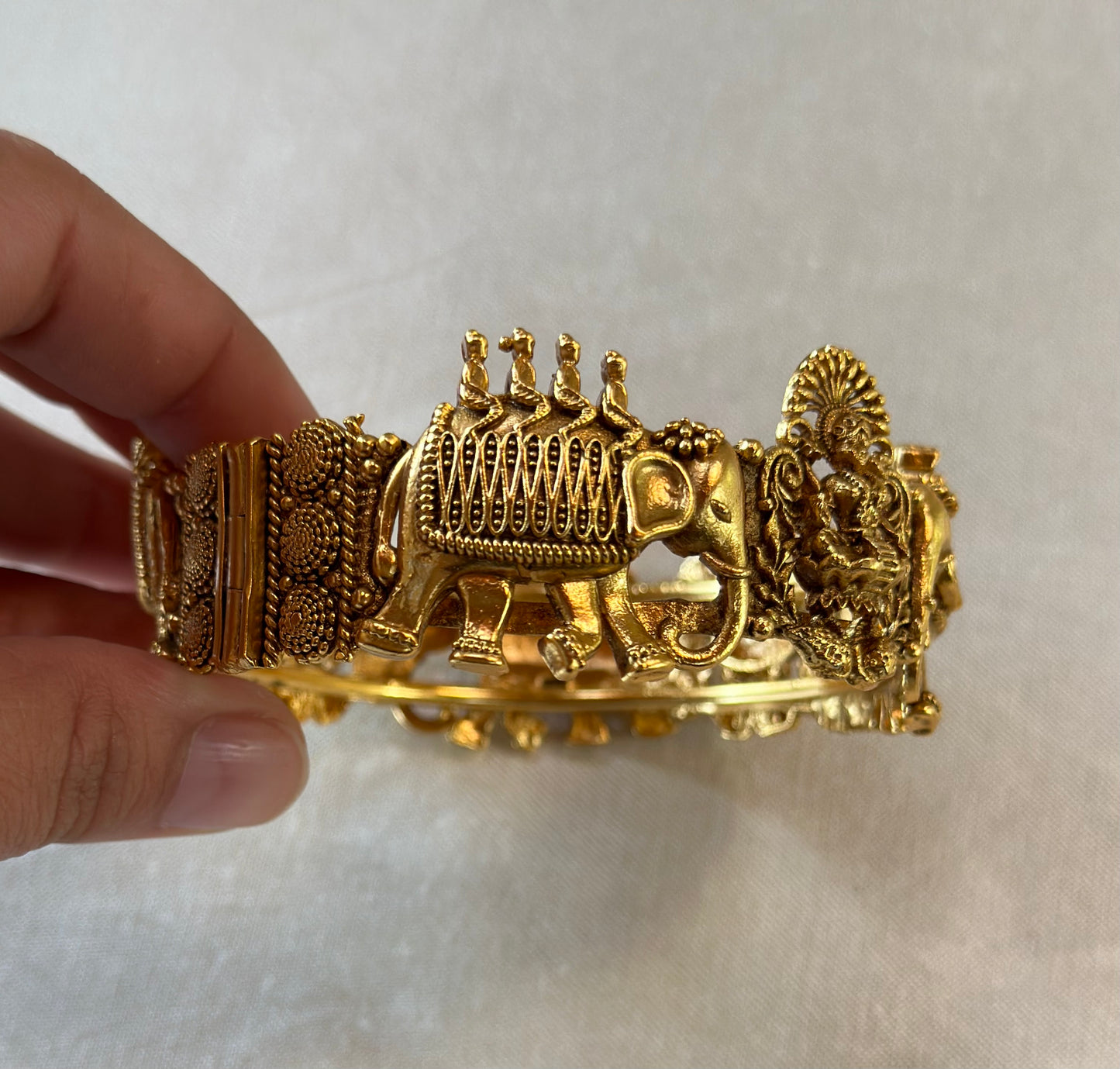 HEMANGI BANGLES