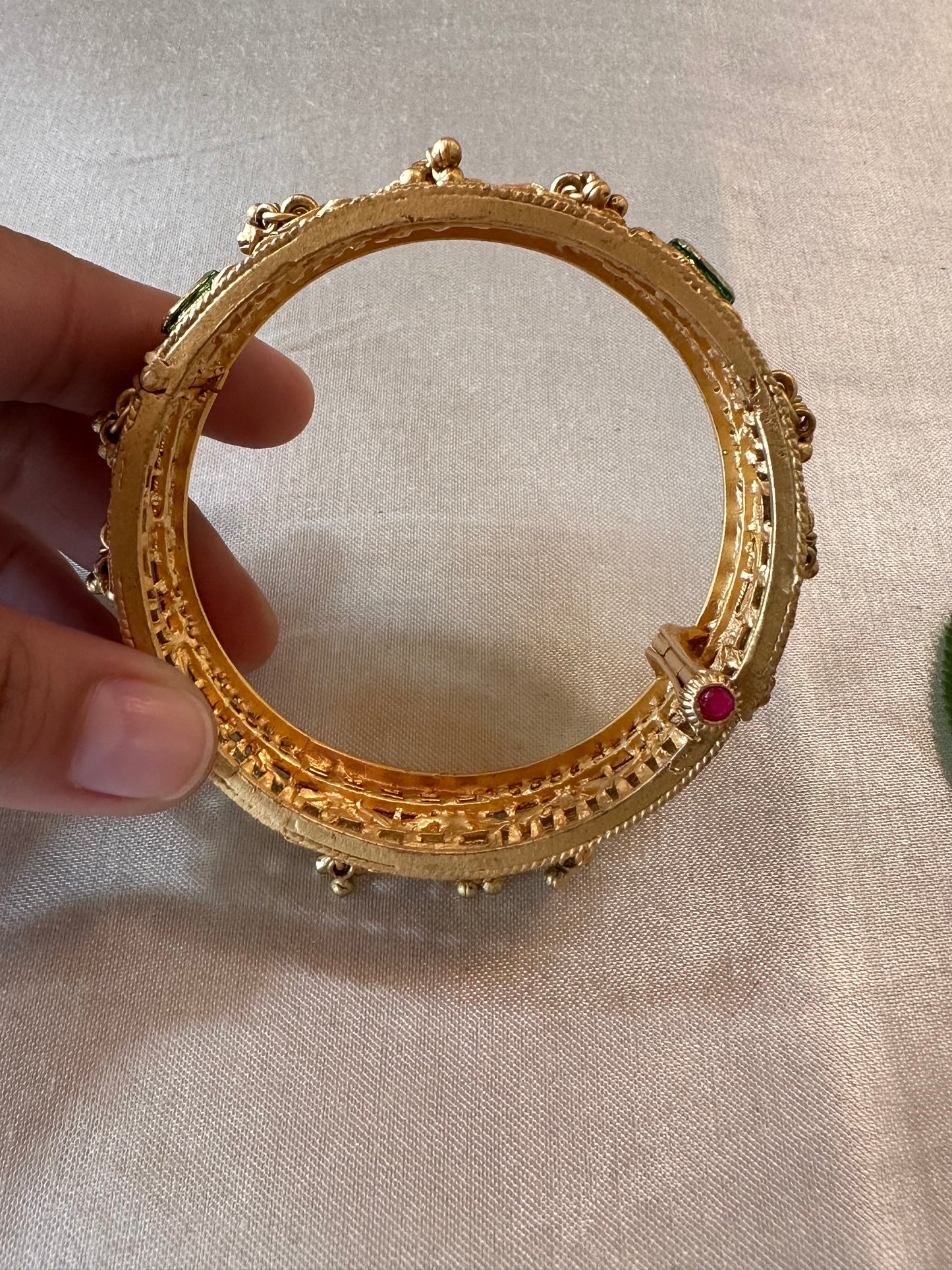AARNA BANGLES
