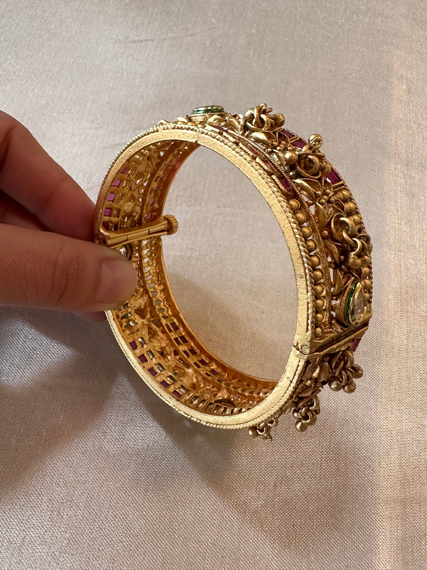 AARNA BANGLES