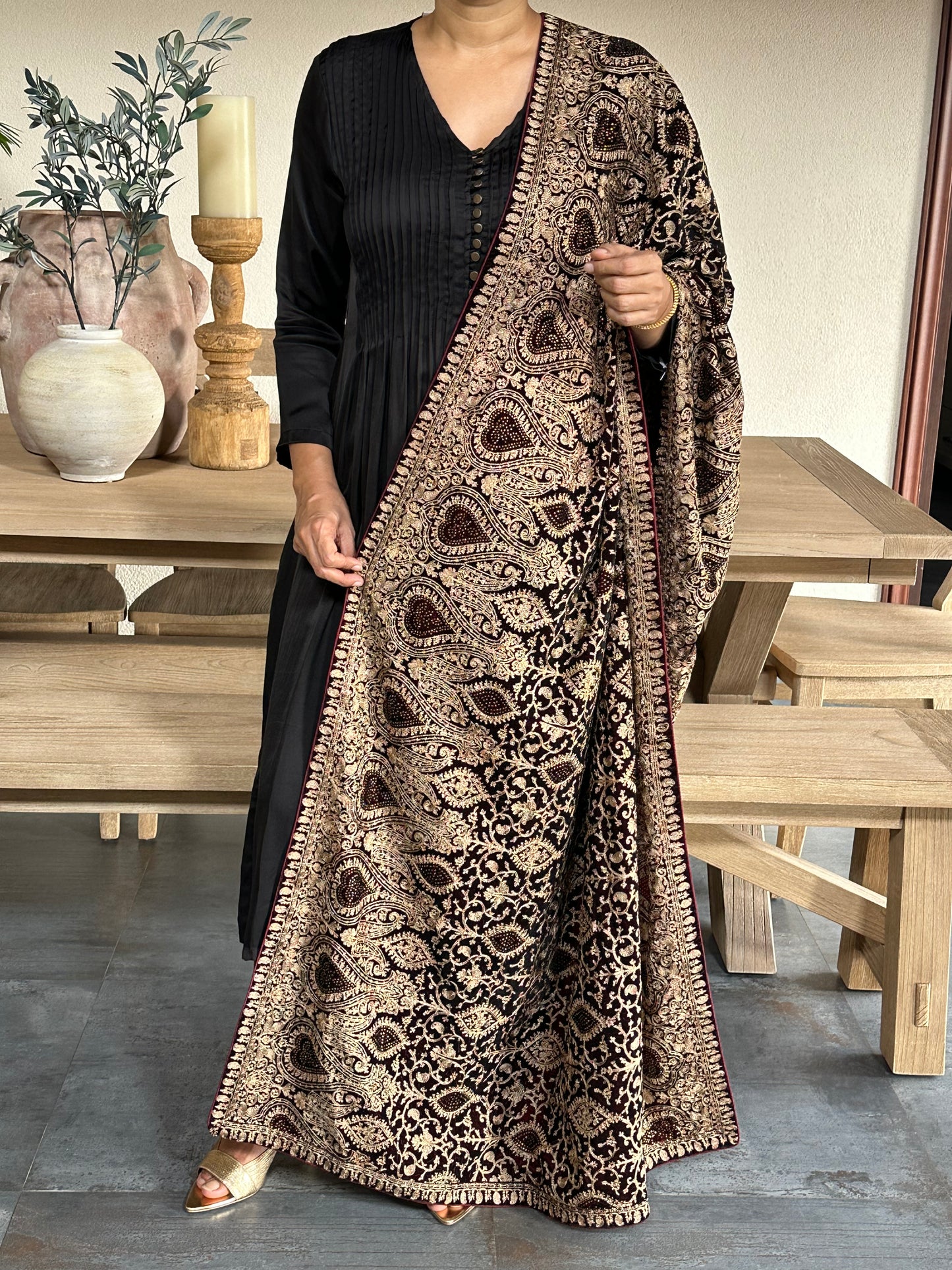 MANVANTARA VELVET SHWAL/DUPATTA