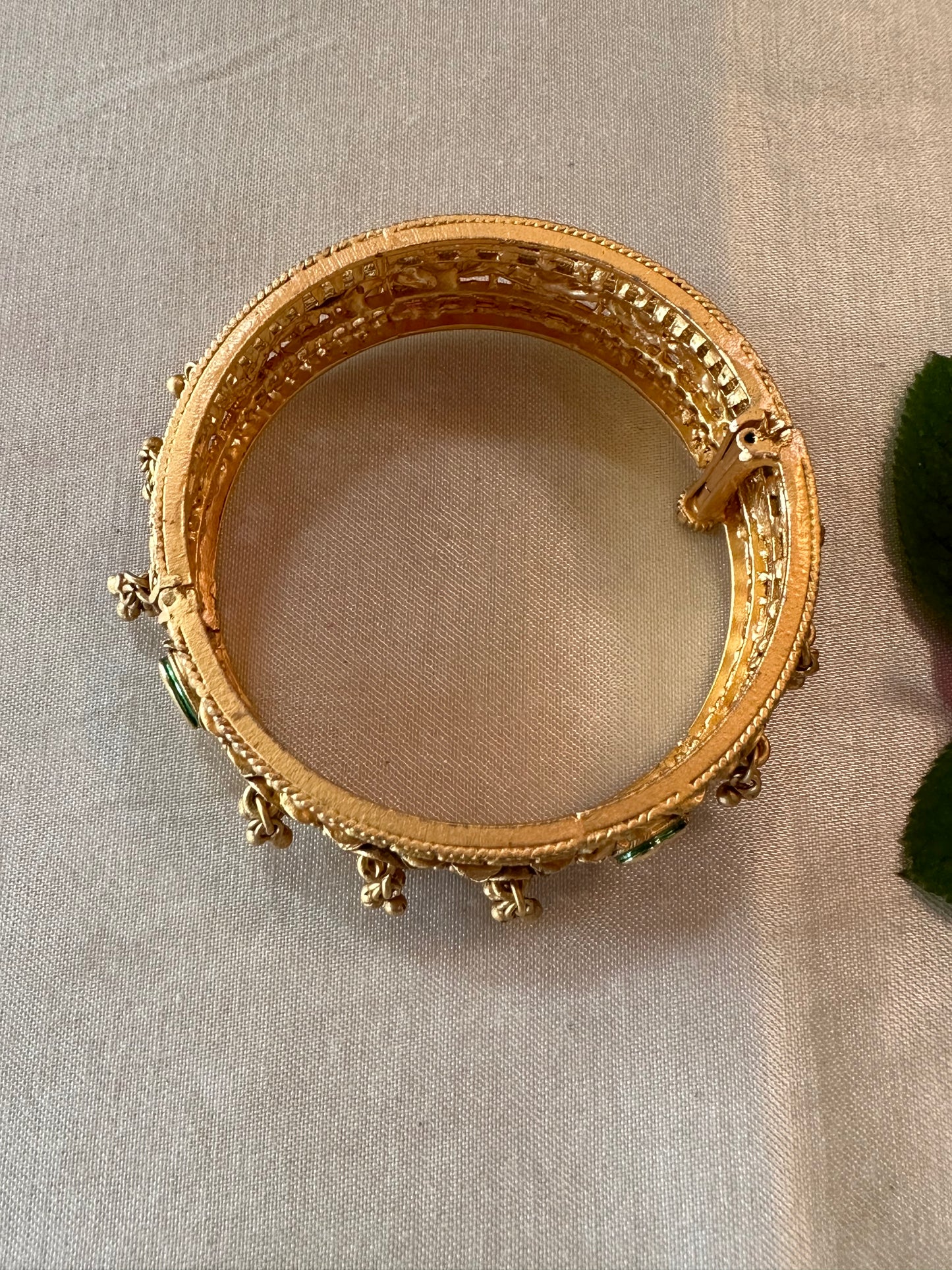 AARNA BANGLES