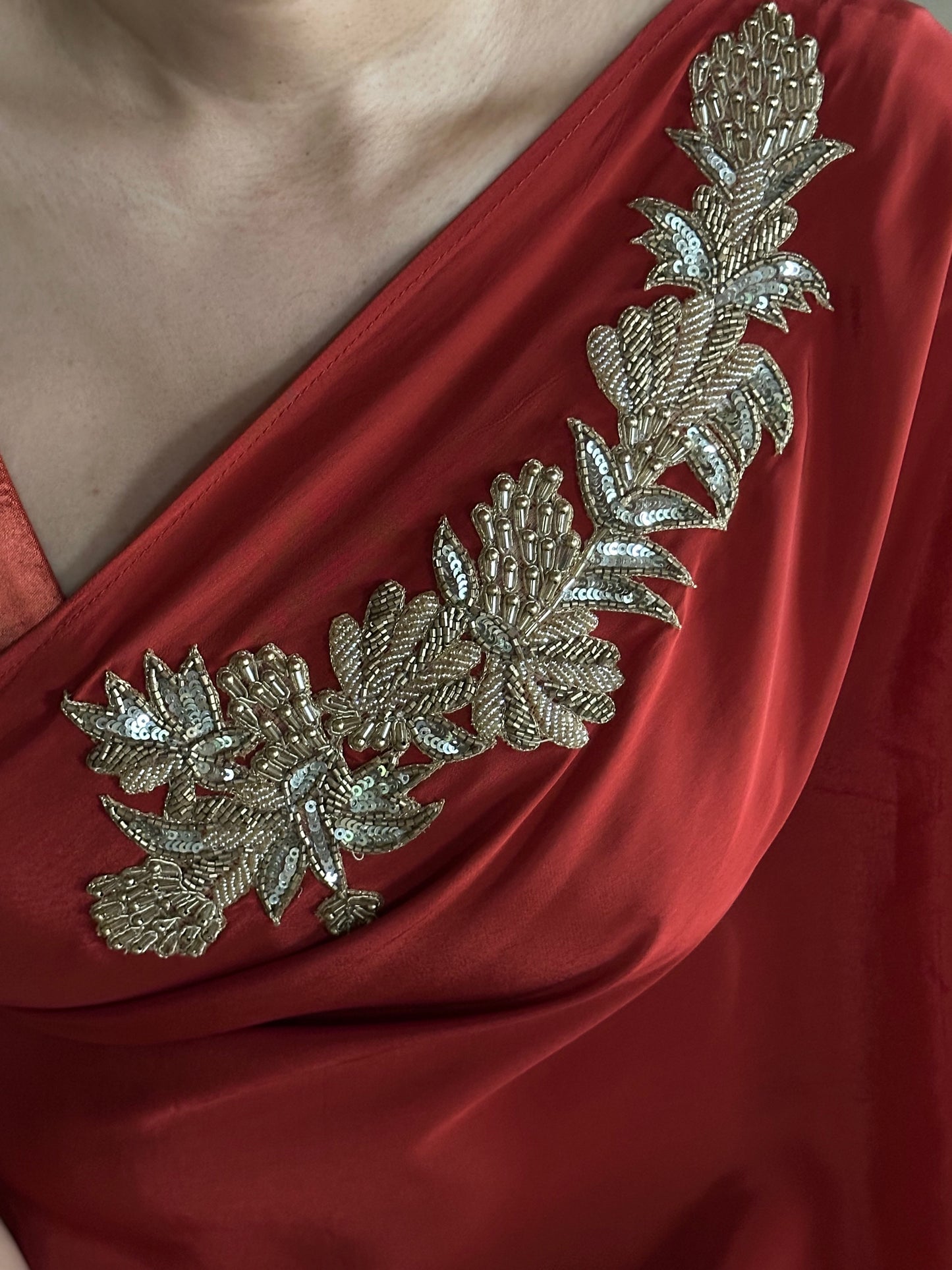RIGHT ENGAGEMENT BROOCH SARI