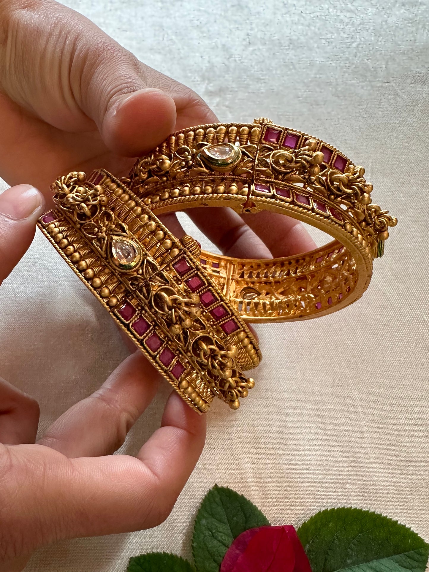 AARNA BANGLES