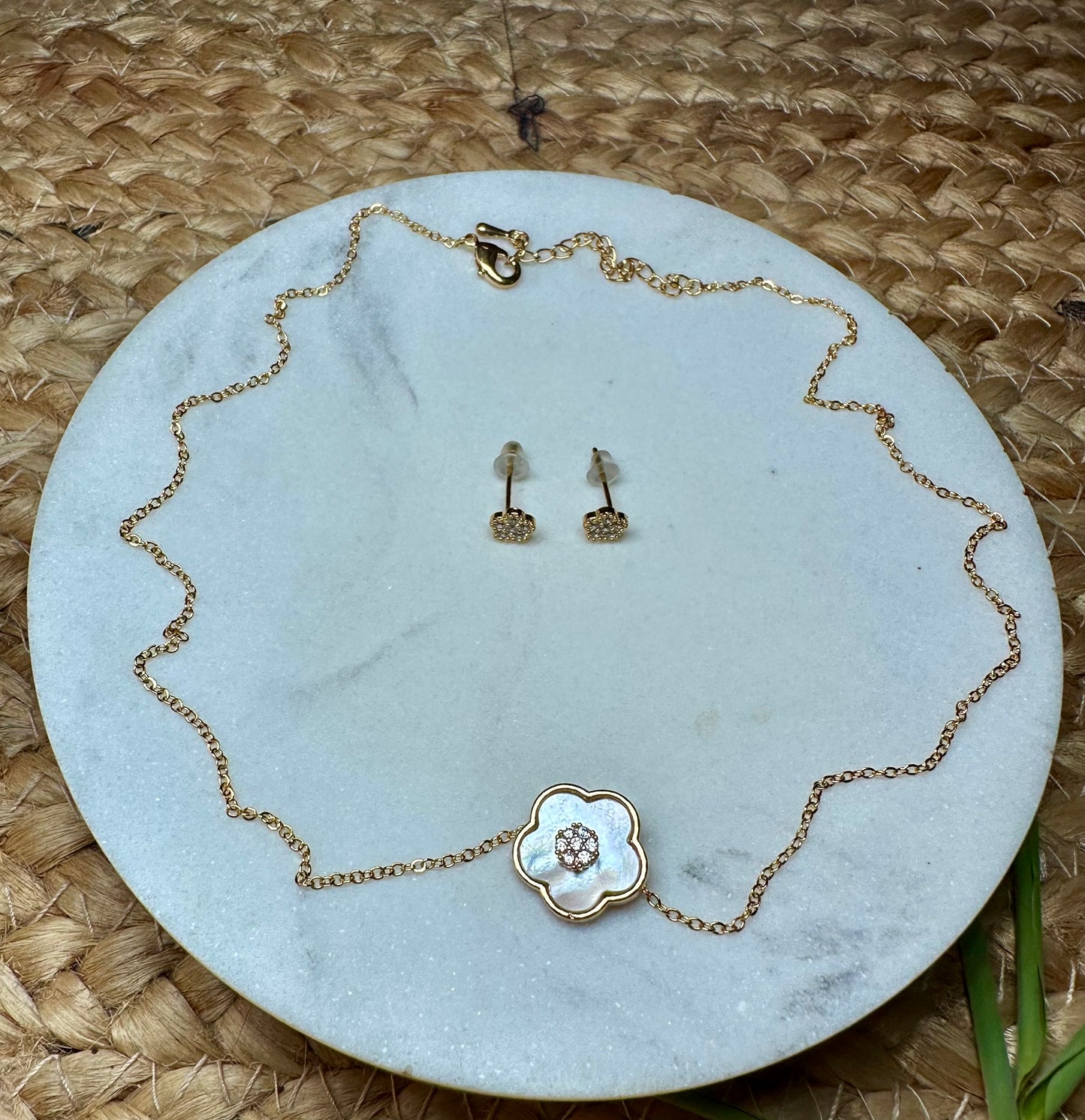 VYOMA PENDANT SET