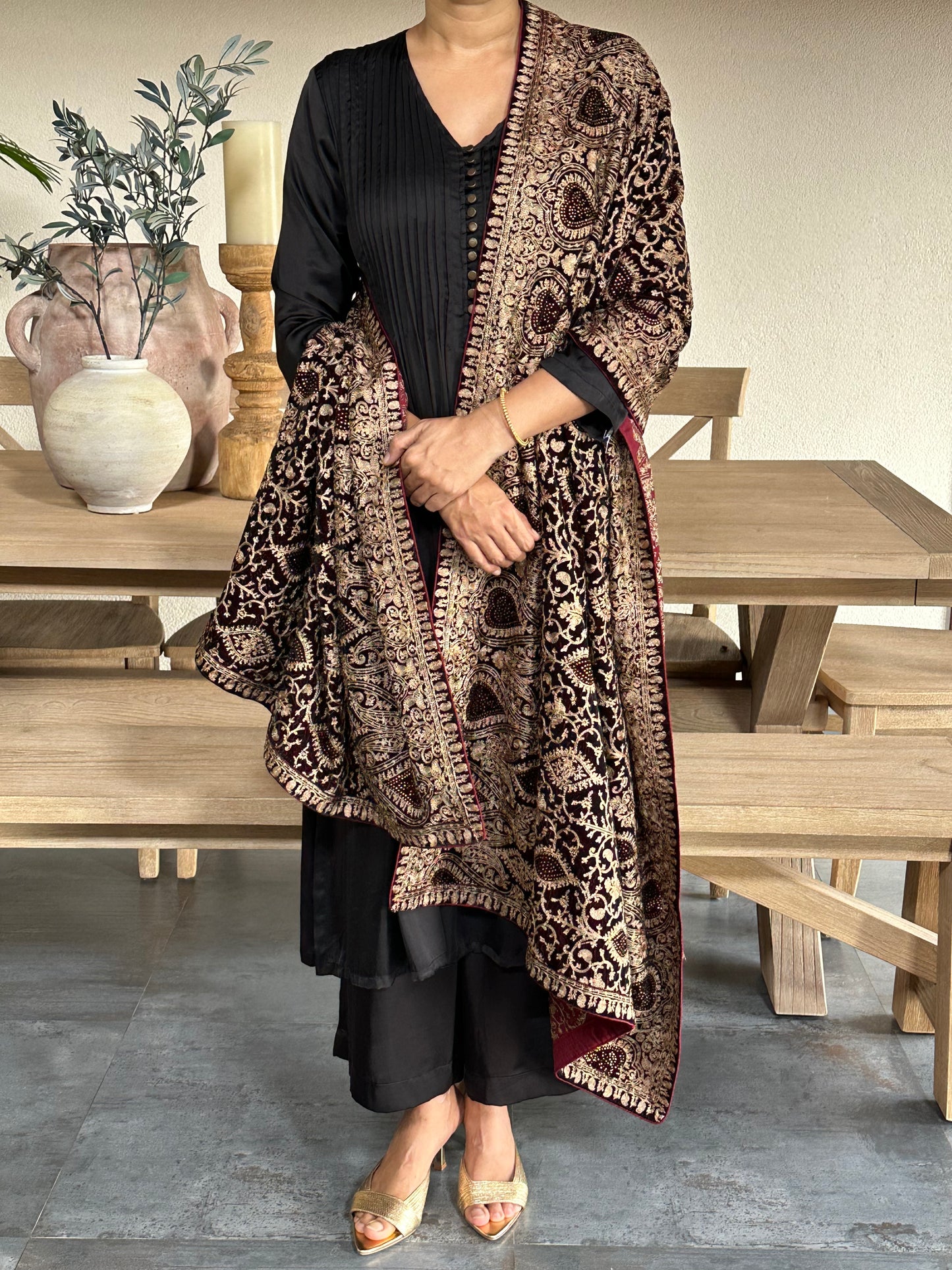 MANVANTARA VELVET SHWAL/DUPATTA