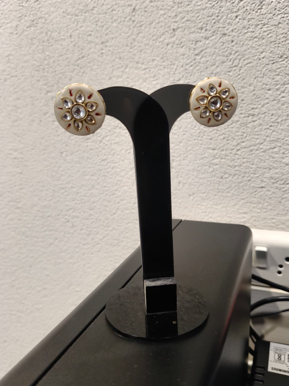 DISPLAY EARRING