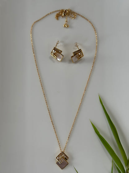 AARVI PENDANT SET