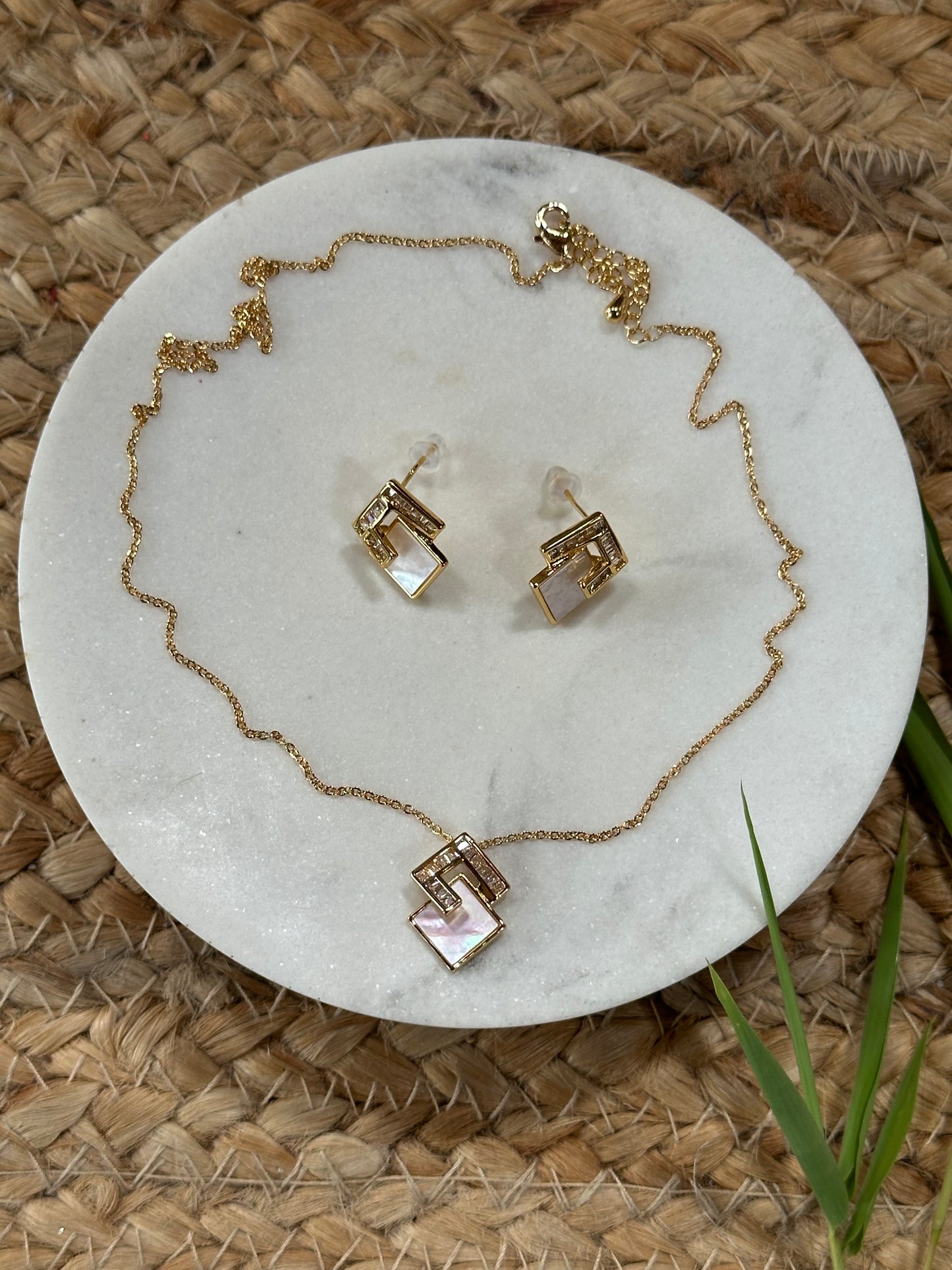 AARVI PENDANT SET