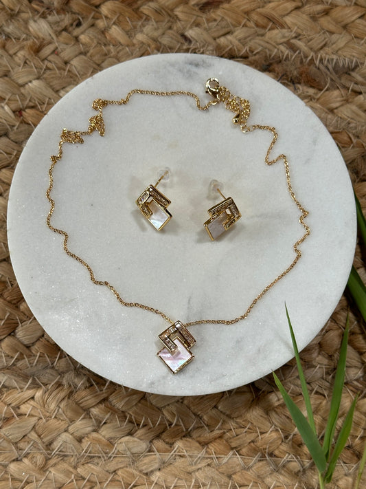 AARVI PENDANT SET