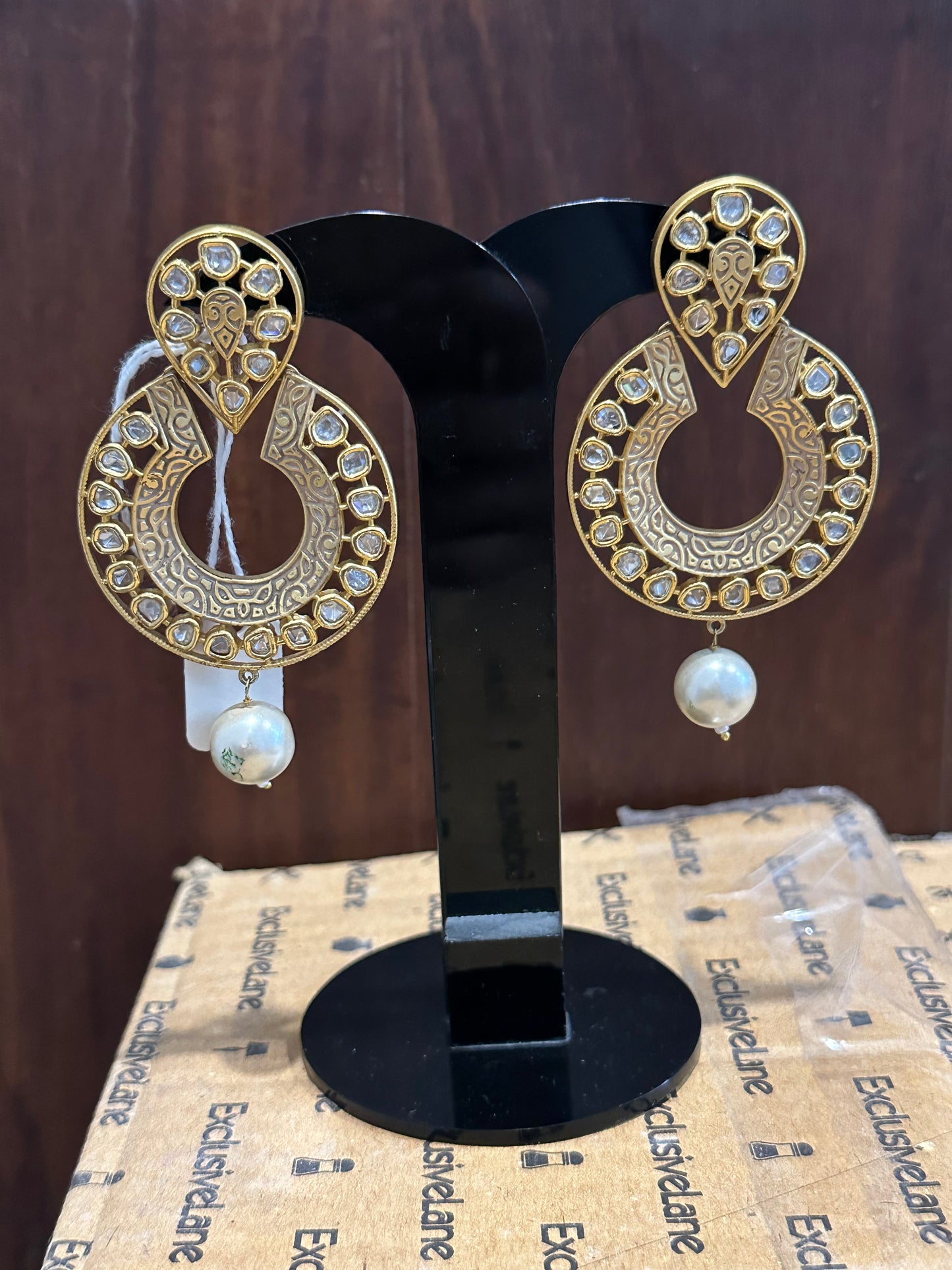 DISPLAY EARRING