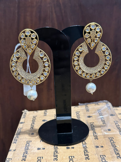 DISPLAY EARRING