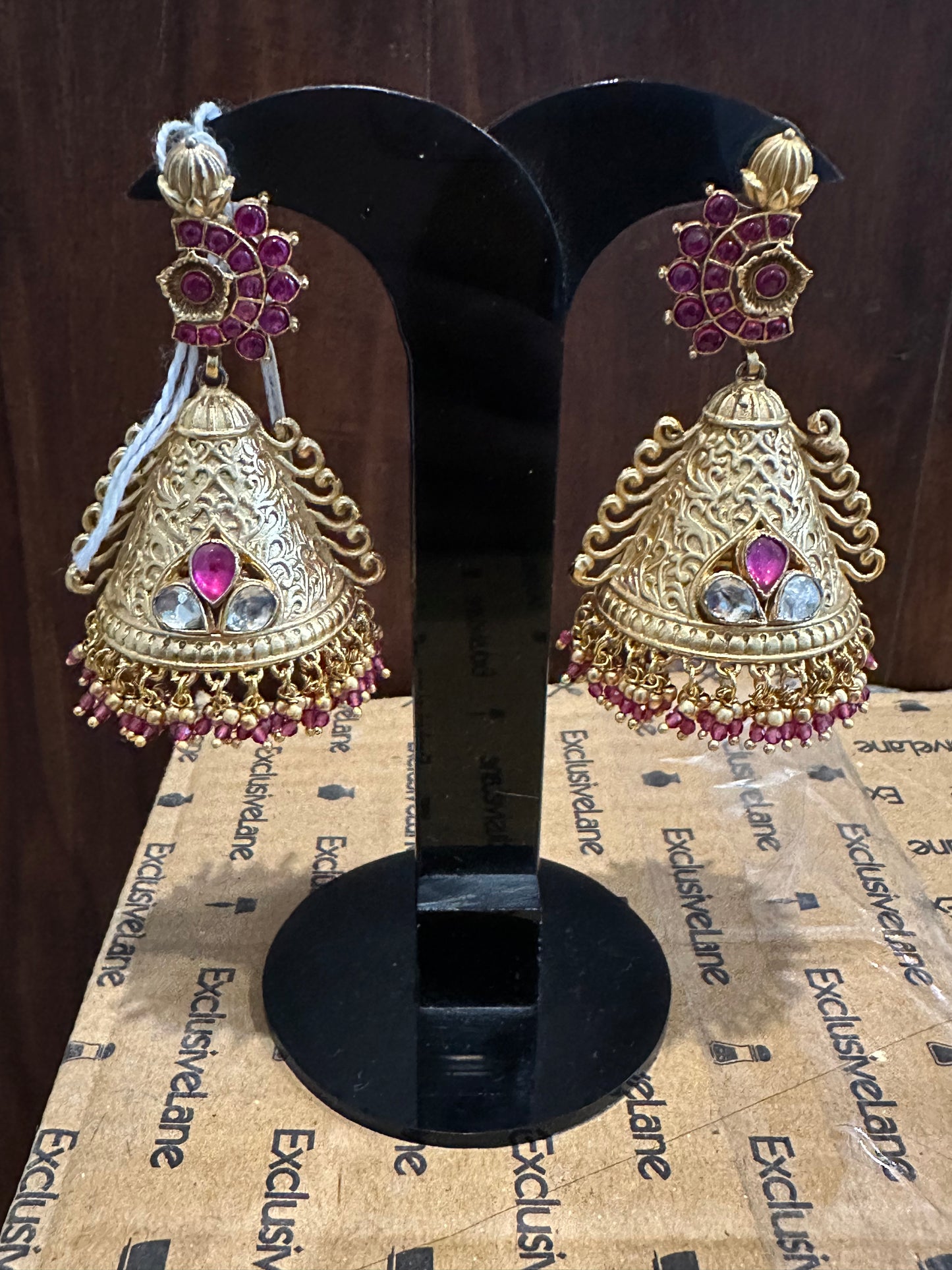 DISPLAY EARRING