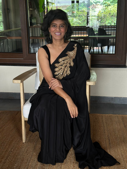QUIET CONFIDENCE - BLACK BROOCH SARI