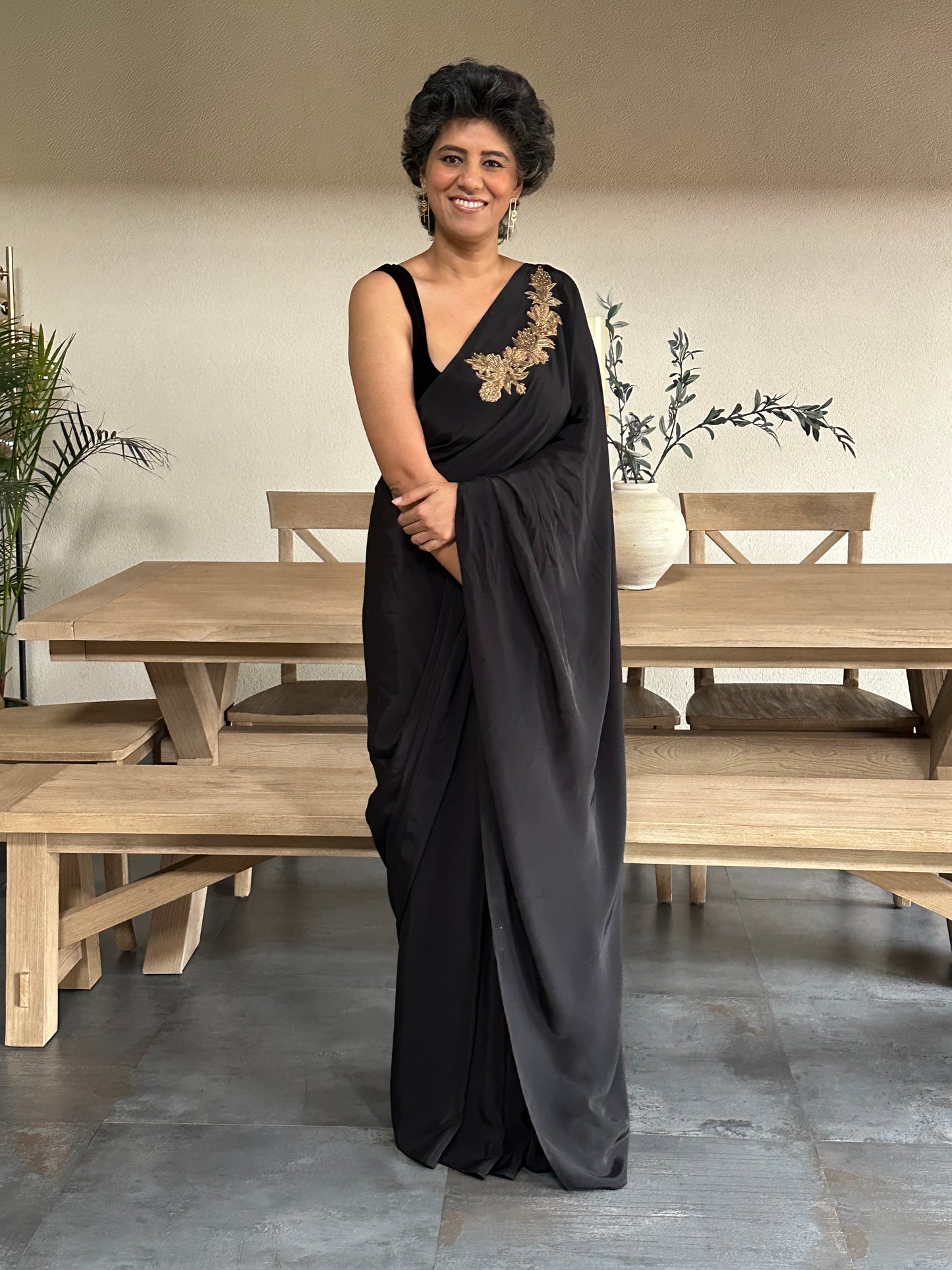 SRTIVE - BLACK  BROOCH SARI