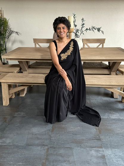 SRTIVE - BLACK  BROOCH SARI