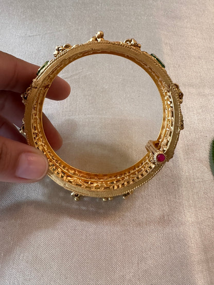 AARNA BANGLES