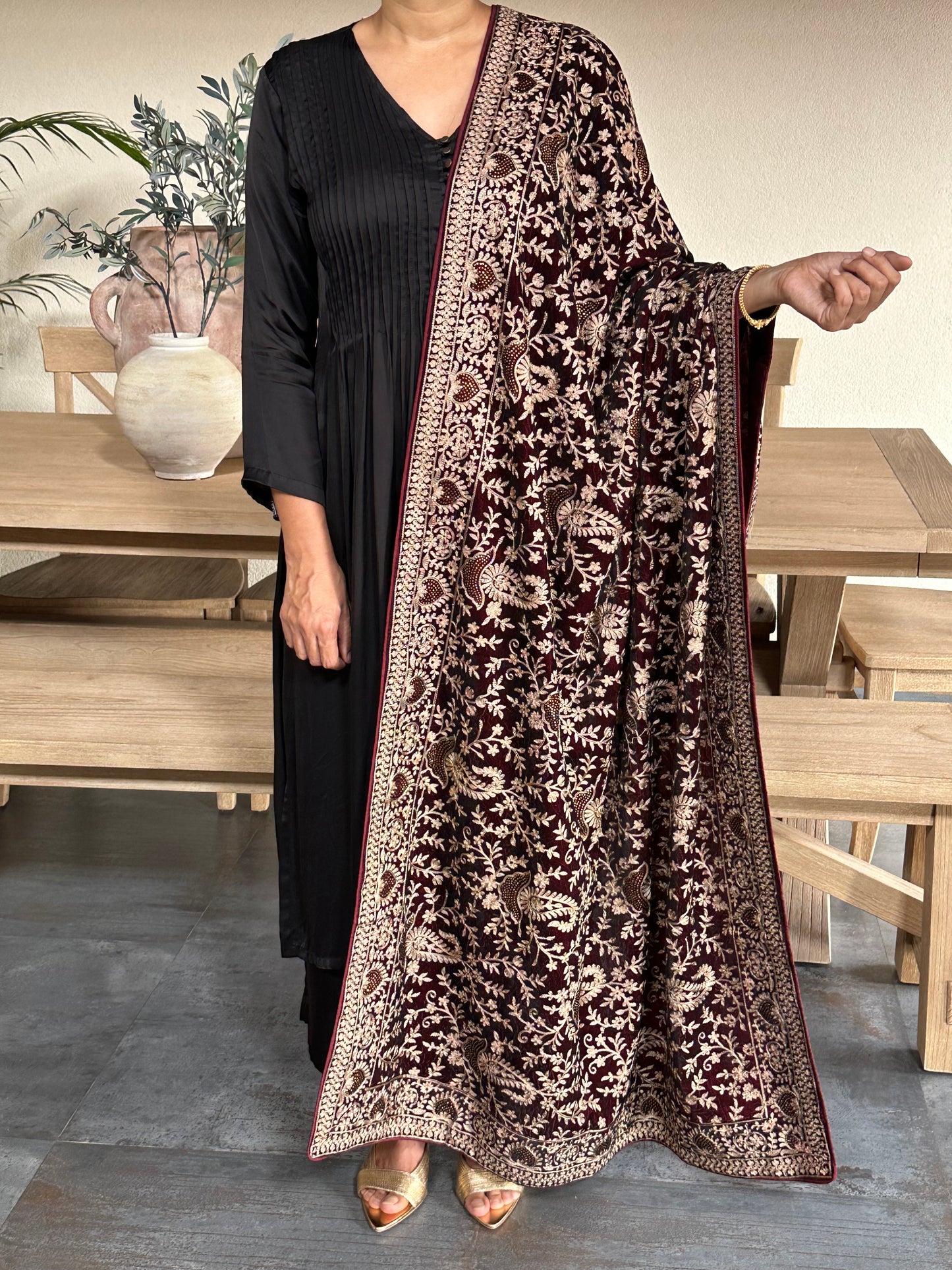 MANVANTARA  VELVET SHWAL/DUPATTA