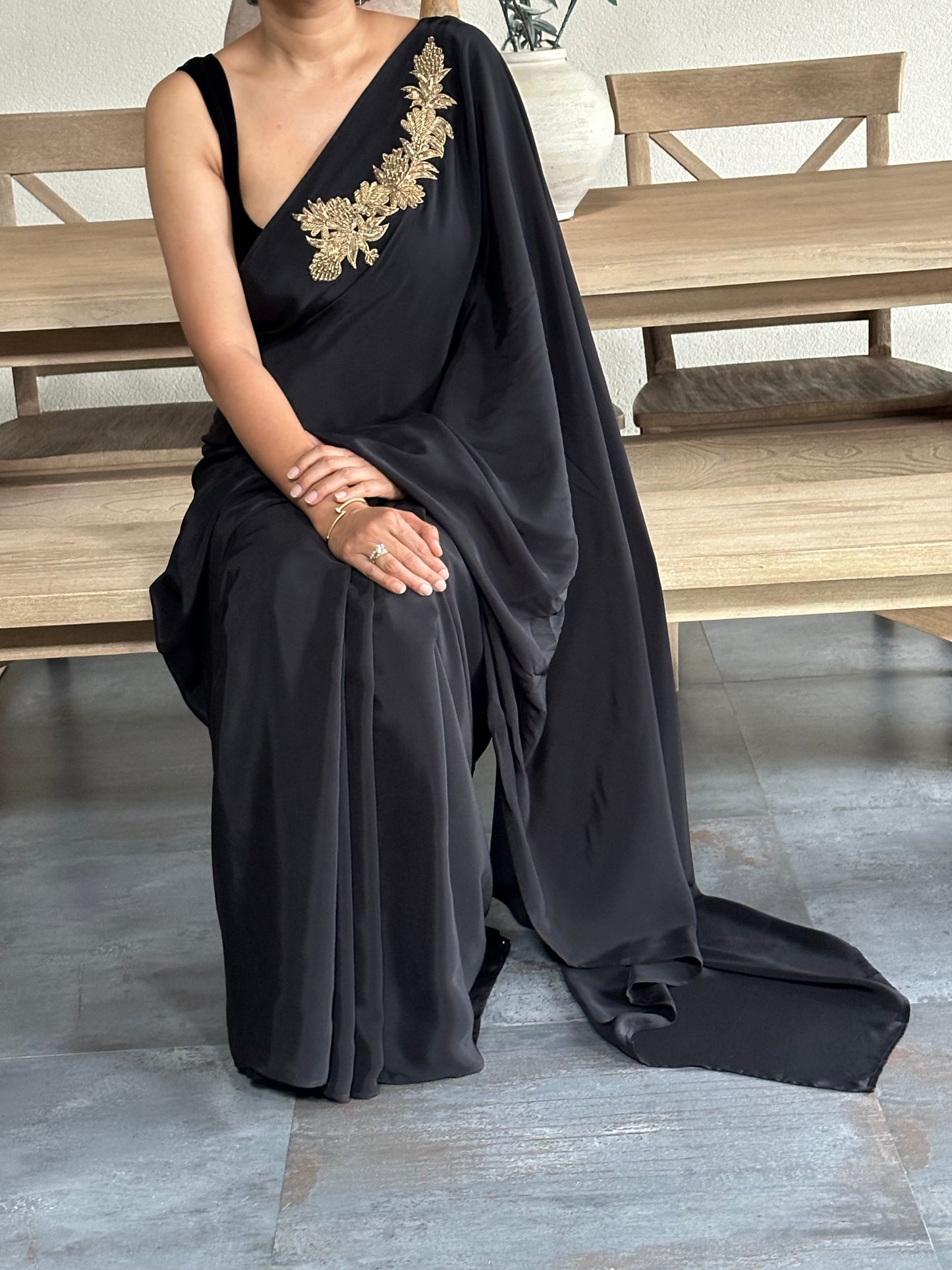 SRTIVE - BLACK  BROOCH SARI