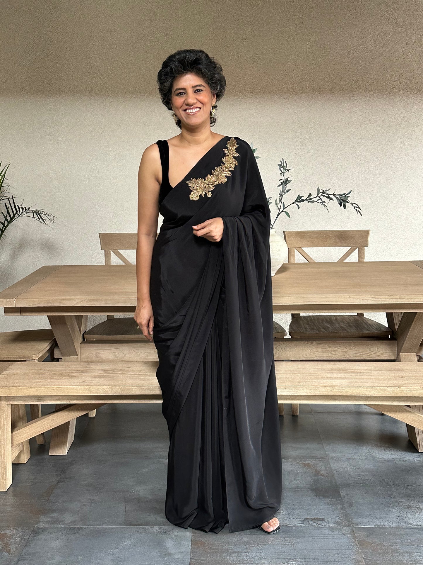 SRTIVE - BLACK  BROOCH SARI