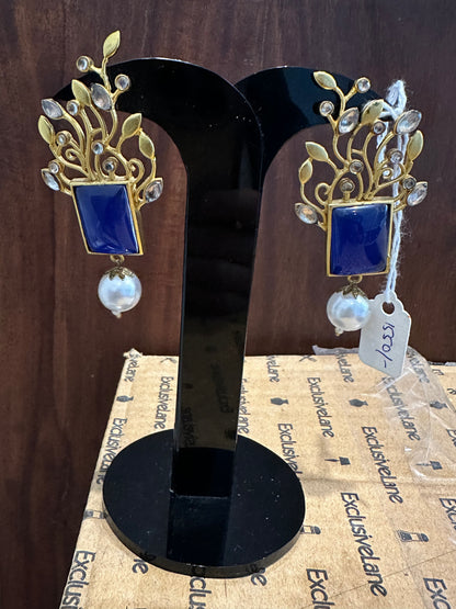 DISPLAY EARRING