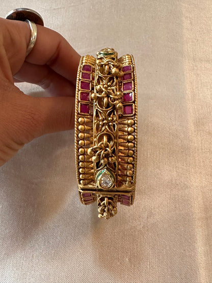 AARNA BANGLES