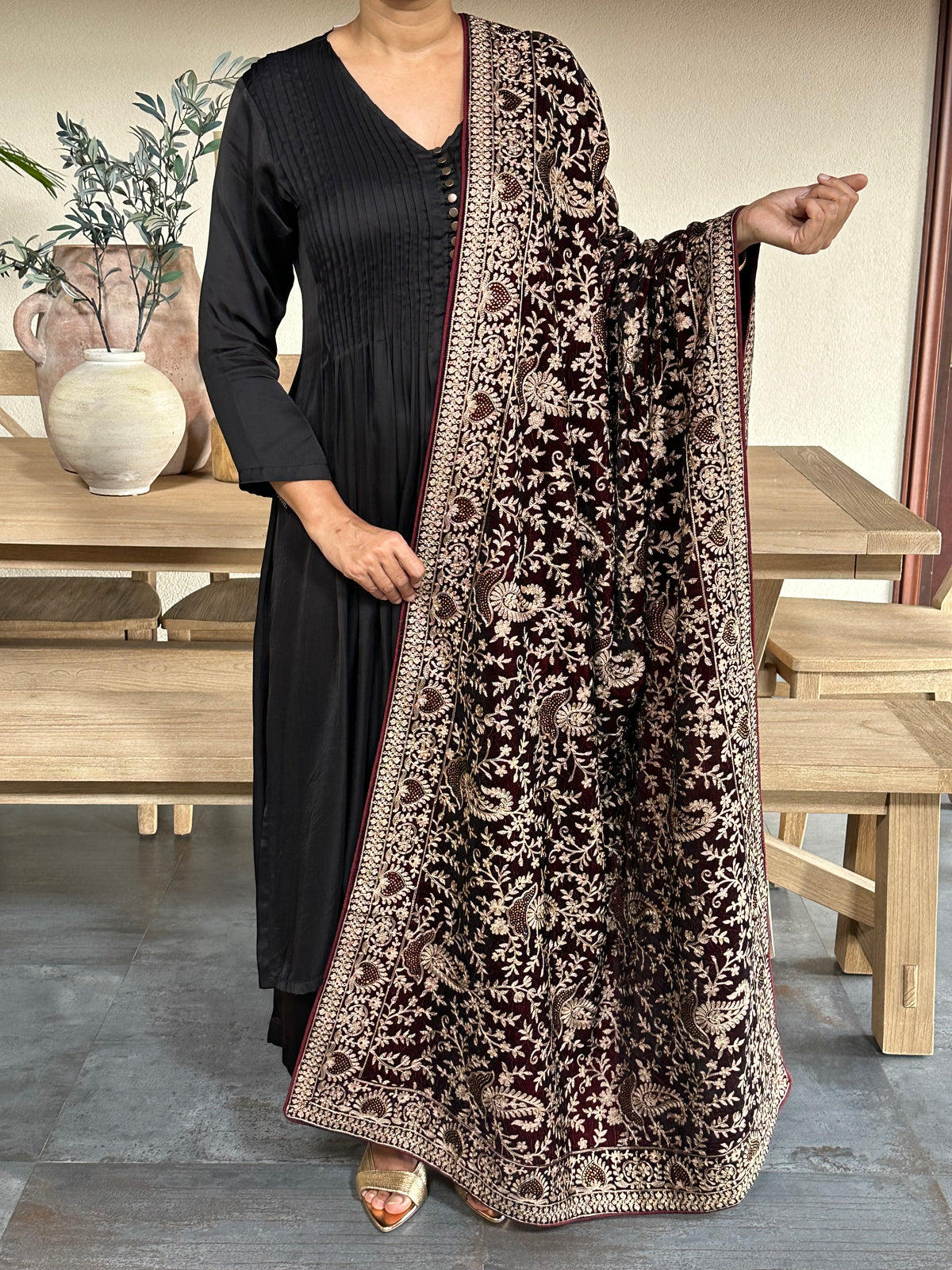 MANVANTARA  VELVET SHWAL/DUPATTA