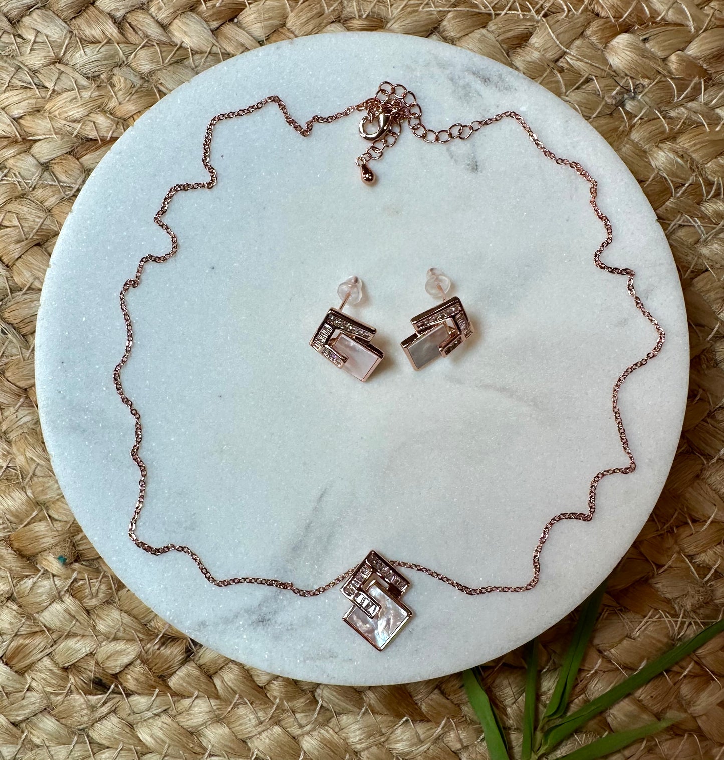 AARVI PENDANT SET