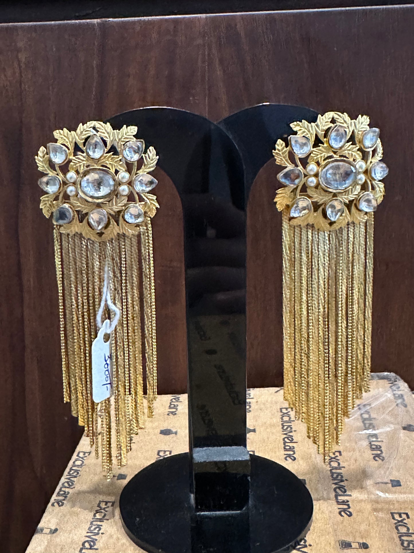 DISPLAY EARRING