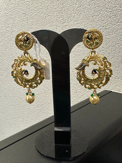 DISPLAY EARRING
