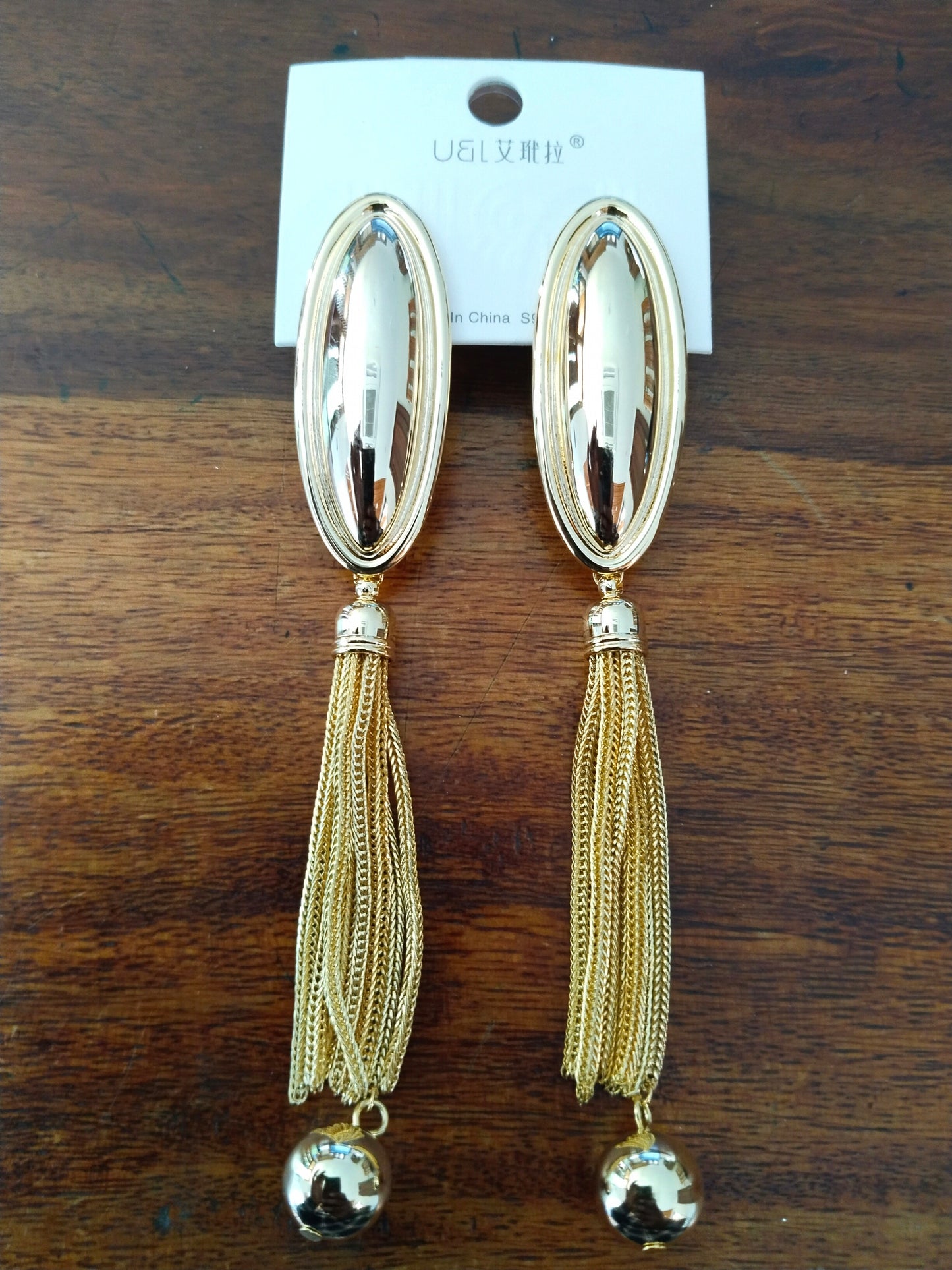 DISPLAY EARRING