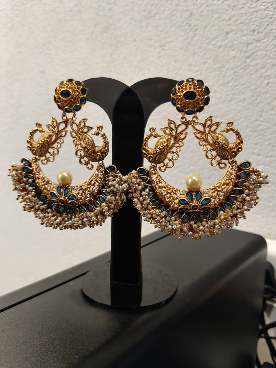 DISPLAY EARRING