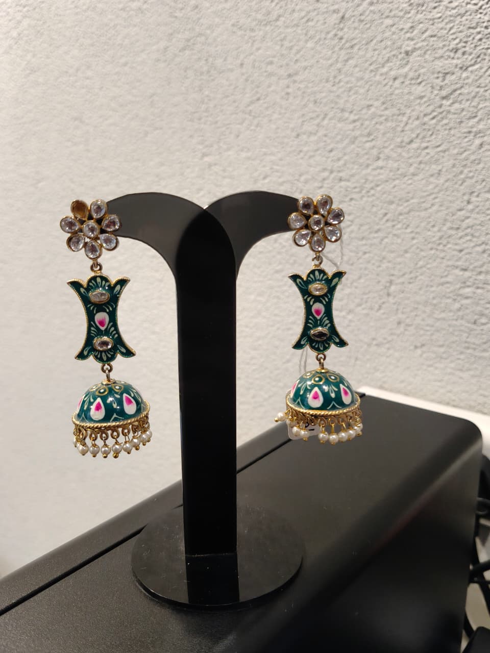 DISPLAY EARRING