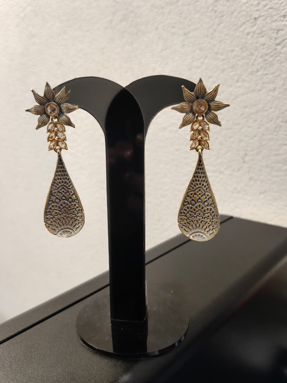 DISPLAY EARRING