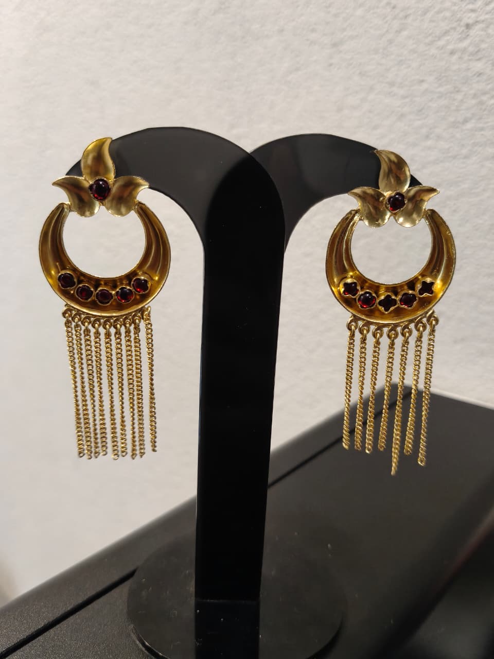 DISPLAY EARRING